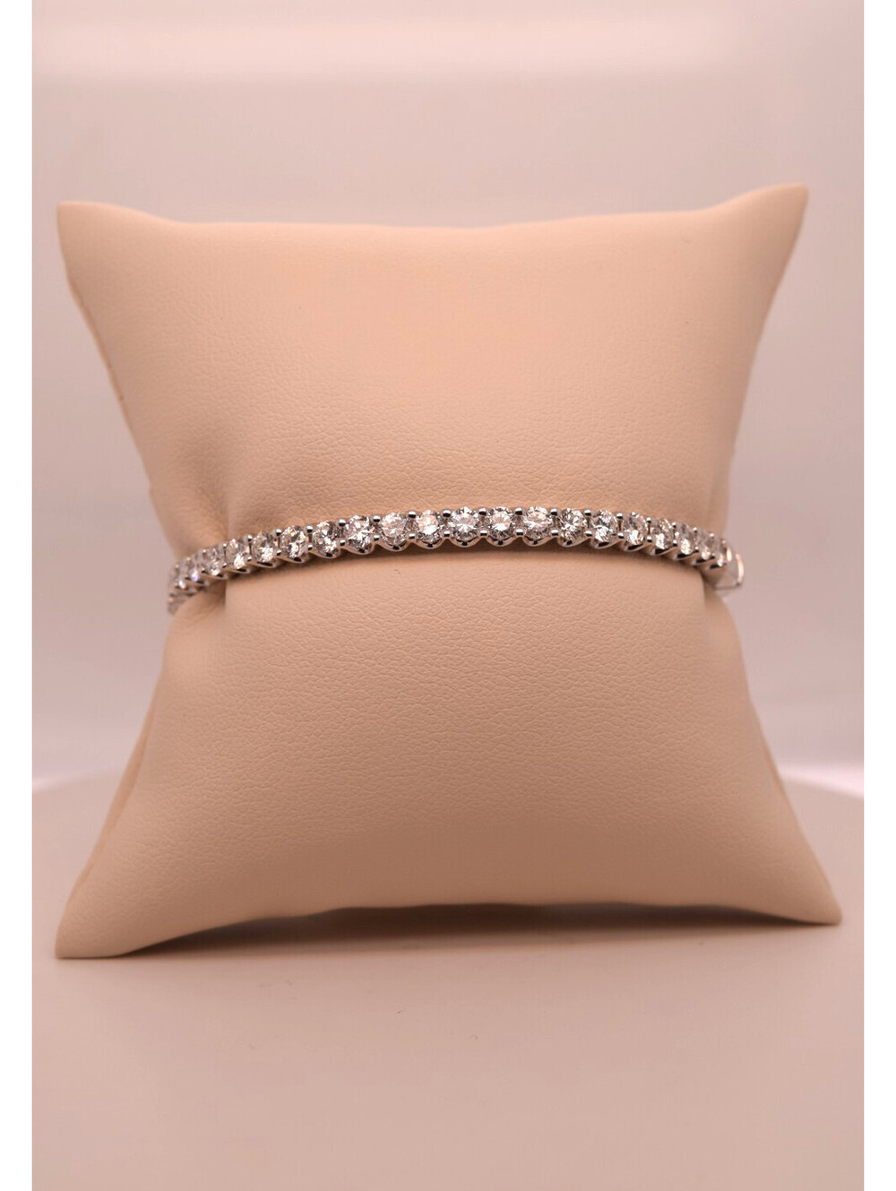 18K WHITE GOLD BRACELET 2.81 TCW